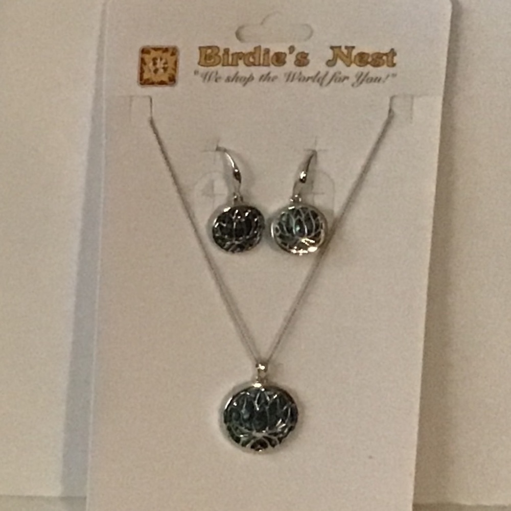 NWT Lotus necklace and earrings with shell type backing